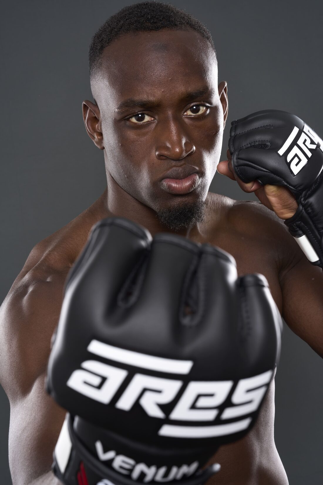 Un combattant de Fighting Beat en garde lors d'un gala ARES